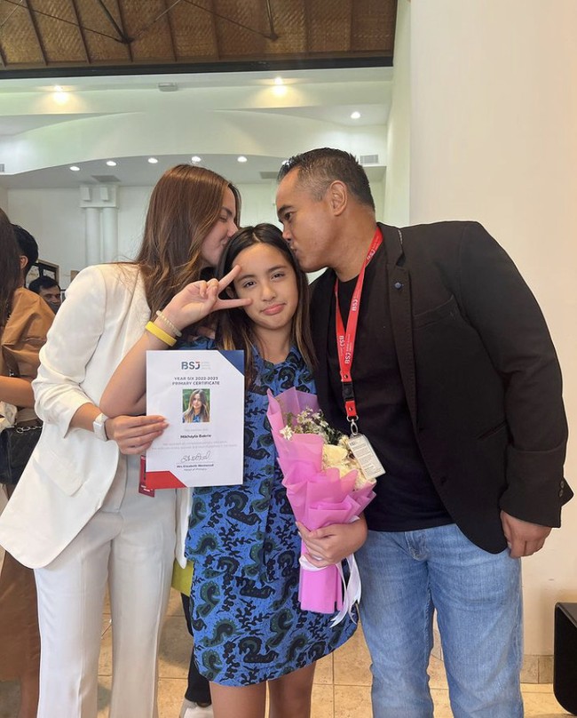 Raut wajah bahagia dan bangga Nia Ramadhani serta Ardi Bakrie pun terpampang jelas di pesta kelulusan putrinya itu.  Foto: Dok. Instagram