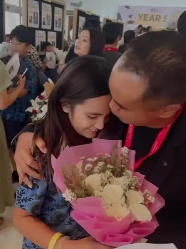 “Selamat kakak Mikha!! Finally new chapter unlocked! Masuk ke secondary, pasti segala sesuatunya semua terasa baru. Dan nggak ada yang menjanjikan bahwa semua akan mulus kak, tetapi kalaupun ada kegagalan atau kesulitan yang akan kakak hadapi, percaya sama mama kelak semua itu akan menjadi pelajaran yang sangat berharga buat kakak,” tulis Nia Ramadhani di Instagram menyelamati putrinya yang kini masuk fase remaja. Foto: Dok. Instagram