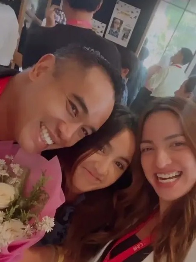 Anak sulung Nia Ramadhani dan Ardi Bakrie, Mikhayla Bakrie lulus SD. Baik Nia dan Ardi pun terlihat hadir dalam momen wisuda buah hatinya. Foto: Dok. Instagram