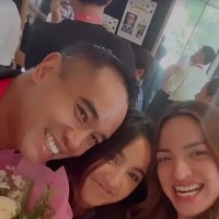 Anak sulung Nia Ramadhani dan Ardi Bakrie, Mikhayla Bakrie lulus SD. Baik Nia dan Ardi pun terlihat hadir dalam momen wisuda buah hatinya. Foto: Dok. Instagram