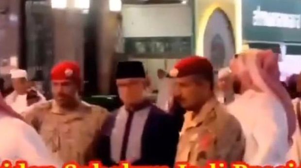 Anies Baswedan dikawal di Saudi Arabia. Anies berbaju hitam. (Tangkapan layar IG)