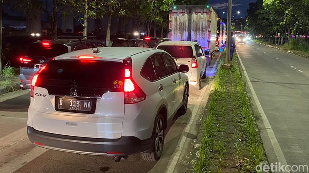 Antrean Kendaraan Keluar Area Al Jabbar