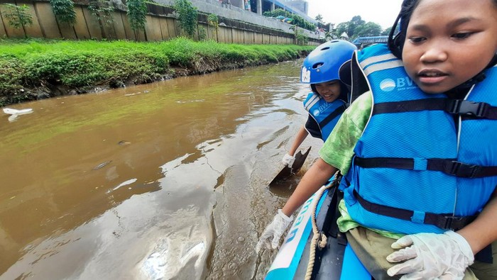 Antusiasme Anak-anak Susuri Kali Ciliwung Sembari Belajar soal Banjir (Annisa-detikcom)