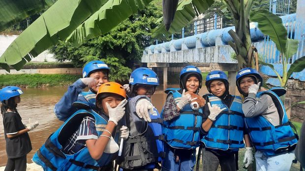Antusiasme Anak-anak Susuri Kali Ciliwung Sembari Belajar soal Banjir (Annisa-detikcom)