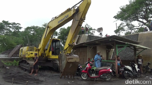 Banjir lahar dingin Semeru menyebabkan penambang pasir dan batu berhenti beraktivitas