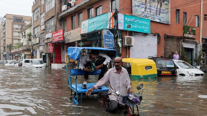 Hujan deras melanda New Delhi, India, 8 Juli 2023. Hujan ini menyebabkan banjir dan melumpuhkan pertokoan.