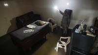 Seorang pria menunjukkan rumahnya yang kebanjiran setelah hujan lebat di New Delhi, India. 