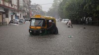 Sejumlah kendaraan pun mogok saat menerobos banjir. 