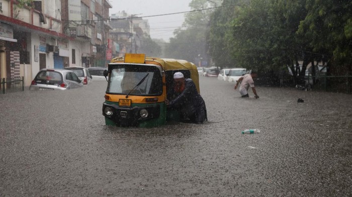 Hujan deras melanda New Delhi, India, 8 Juli 2023. Hujan ini menyebabkan banjir dan melumpuhkan pertokoan.