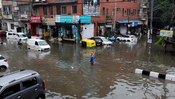 Hujan deras melanda New Delhi, India, 8 Juli 2023. Hujan ini menyebabkan banjir dan melumpuhkan pertokoan.