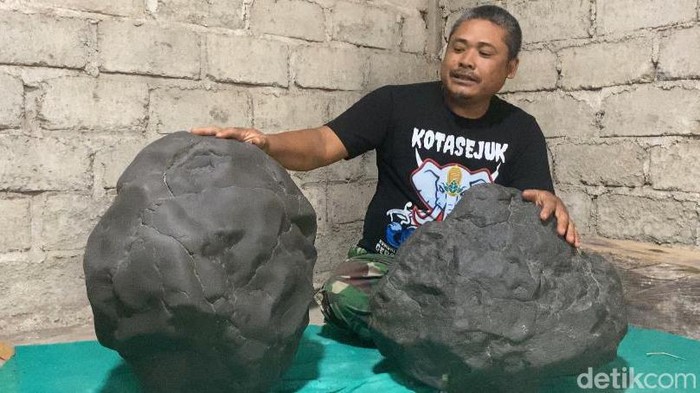 Batu meteor yang diklaim ditemukan warga Nganjuk di tengah hutan.