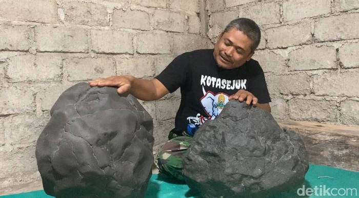 Batu meteor yang diklaim ditemukan warga Nganjuk di tengah hutan.