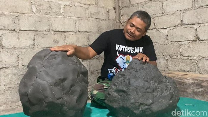 Batu meteor yang diklaim ditemukan warga Nganjuk di tengah hutan.