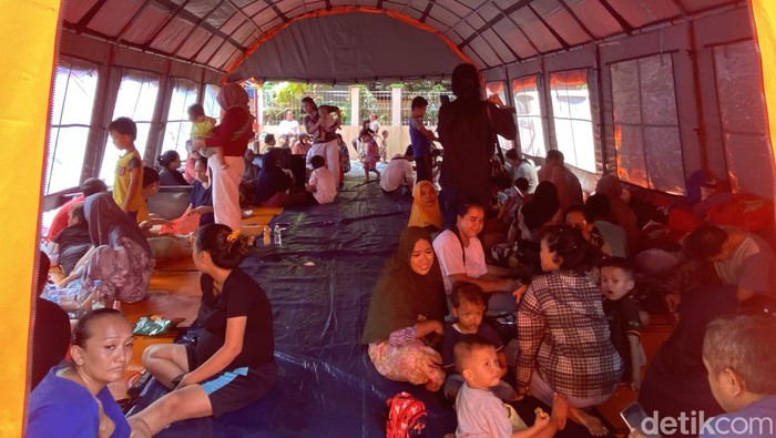 Begini korban kebakaran Tambora kini mengungsi di tenda darurat di dalam SDN 05 pagi dan 06 petang Duri Utara (Devi Puspitasari/detikcom)