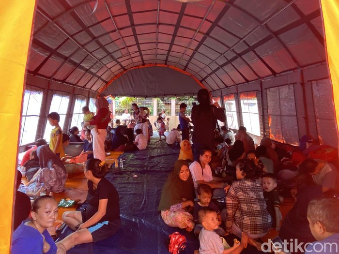Begini korban kebakaran Tambora kini mengungsi di tenda darurat di dalam SDN 05 pagi dan 06 petang Duri Utara (Devi Puspitasari/detikcom)