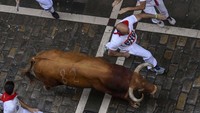 Saat acara encierro para pelari akan mencoba untuk berlari dekat dengan banteng di jalanan kota sepanjang 850 meter tanpa jatuh atau ditanduk. 