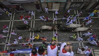 Saat acara lari banteng ini, enam ekor banteng akan dilepaskan setiap harinya pada pukul 8:00 pagi waktu setempat untuk berlari dari kandang mereka melalui jalan-jalan sempit berbatu di kota Pamplona. 