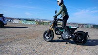 BMW mengklaim motor listrik mini ini, tepatnya di versi 4 kW, dapat dikendarai oleh pengendara muda. Dalam beberapa negara, motor ini diplot untuk dapat digunakan oleh pemilik SIM kategori AM. SIM tersebut ditujukan untuk masyarakat yang awam akan kendaraan bermotor dan diperbolehkan untuk mengendarai kendaraan roda 2 atau 3 yang didesain memiliki kecepatan 25 km/jam dan tidak lebih dari 45 km/jam. Foto: Delia Baum via PACIFIC Entertain/dok. BMW Motorrad
