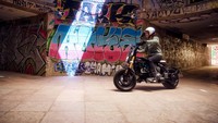 Kehadiran CE 02 ini menjadi motor listrik baru yang enggan BMW sebut sebagai e-scooter ataupun e-motorcycle. Mereka lebih memilih menyebut CE 02 sebagai eParkourer. Foto: Delia Baum via PACIFIC Entertain/dok. BMW Motorrad