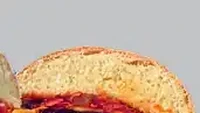 Patty yang digunakan pada burger ini berbeda dari biasanya. Tidak hanya daging tetapi ada mac and cheese yang juga menjadi isiannya. Foto: Crazy and Co