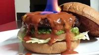 Burger yang satu ini cukup menantang para pecinta pedas. Ada saus dengan tingkat kepedasan 1 juta Scoville yang dikucurkan di bagian tengahnya. Foto: Crazy and Co