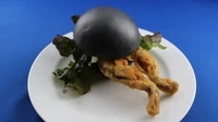 Olahan daging kodok yang digoreng terkenal dengan nama Swike. Memadukan daging yang unik, burger ini menambahkan Swike di antara tumpukan bunnya. Foto: Crazy and Co