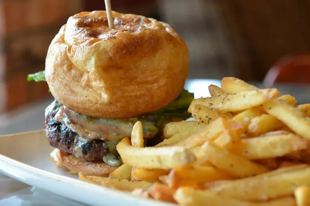 Aneh dan Ekstrem! 10 Burger Ini Disajikan Secara Tak Biasa