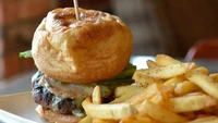 Yorkshire puding khas Inggris pernah dipadukan dengan sebuah burger. Tumpukan patty, sayur dan saus dipadukan dengan Yorkshire pudding dan kentang goreng yang renyah. Foto: Crazy and Co