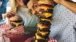 Aneh dan Ekstrem! 10 Burger Ini Disajikan Secara Tak Biasa