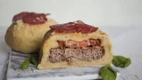Memiliki bentuk yang berbeda burger ini tidak menumpuk isiannya melainkan membungkusnya menjadi satu. Rasa yang dihadirkan adalah pizza yang diisi pada burger bun. Foto: Crazy and Co