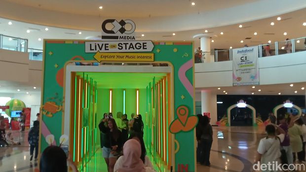 Konser Taeyong NCT 127 di CXO Media Live on Stage di Ancol.