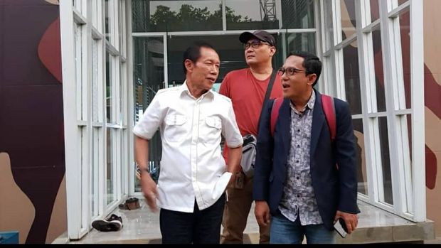 Deden Gunawan (bertopi) usai rekaman wawancara dengan mantan Kepala BIN Sutiyoso