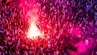 Para pendemo tampak menyalakan flare. 
