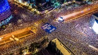 Pandangan udara menunjukkan pengunjuk rasa memegang spanduk dengan kata-kata dalam bahasa Ibrani lawan dan Hal utama adalah jangan takut sama sekali ketika mereka mengambil bagian dalam demonstrasi menentang Perdana Menteri Israel Benjamin Netanyahu di Tel Aviv, Israel 8 Juli 2023. 