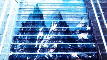 American Disability Association mengkampanyekan kesadaran ramah disabilitas dengan melukis Gunung Everest di tangga yang curam. Foto: American Disability Association via Brightside  