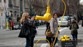Drybar memasang penghangat tangan berbentuk pengering rambut di jalanan. Moto mereka adalah Warm wishes from Drybar. Foto: Drybar via Brightside  