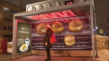 Carribou Coffee mempromosikan menu Hot n Wholesome terbaru mereka dan memasang penghangat tubuh spiral di halte bus. Foto: Carribou Coffee via Brightside