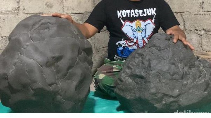 Dua batu yang dipercaya batu meteor yang jatuh dari langit ditemukan warga Nganjuk.