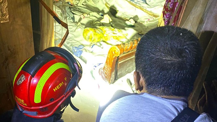 Dump truk muat pupuk terguling timpa rumah tewaskan 1 orang.