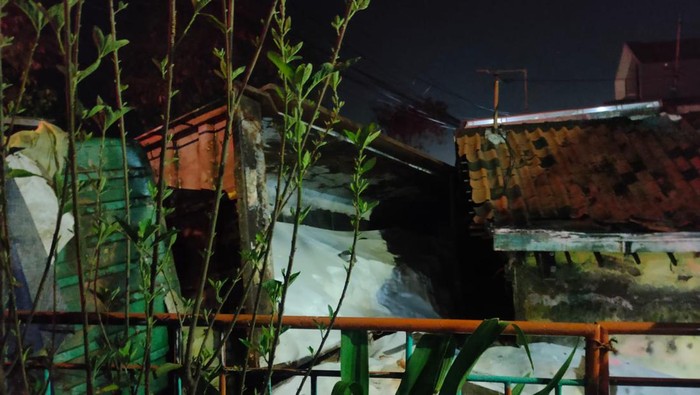Dump truk muat pupuk terguling timpa rumah tewaskan 1 orang.