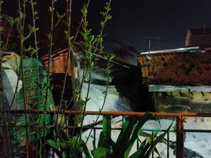 Dump Truk Pupuk Urea Timpa Rumah Warga di Greges Surabaya, 1 Orang Tewas