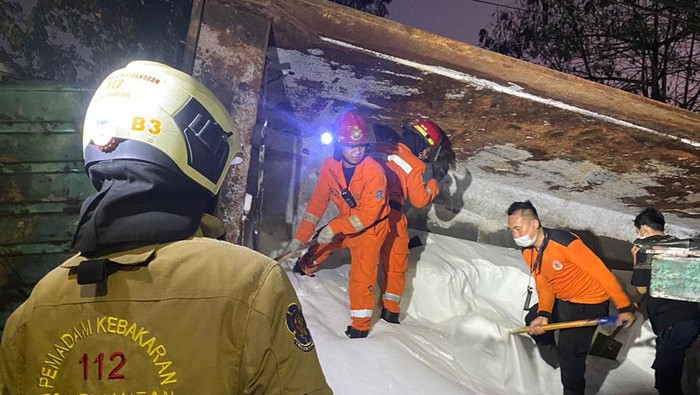 Dump truk muat pupuk terguling timpa rumah tewaskan 1 orang.
