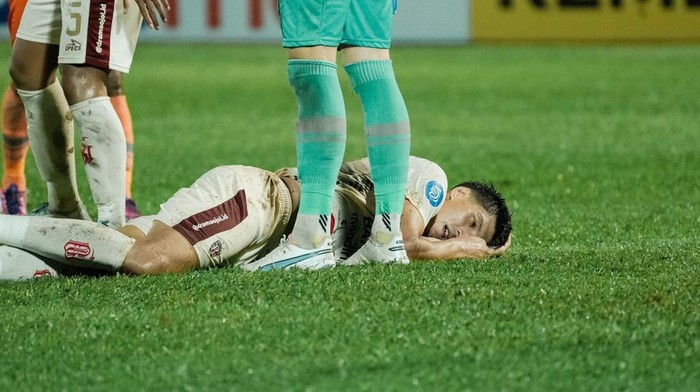 Elias Dolah mengalami cedera kepala saat melawan Borneo FC, Sabtu (8/7/2023). (Bali United Official)
