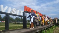Sejumlah peserta dari komunitas Perempuan Berkebaya Indonesia (PBI) mengikuti peragaan busana dalam Festival Mulyaharja 2023 di Kampung Tematik Agro Eduwisata Organik, Mulyaharja, Kota Bogor, Jawa Barat, Minggu (9/7/2023). 