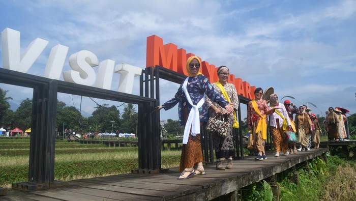 Festival Mulyaharja 2023 di Kota Bogor Tiga anak memainkan permainan tradisional egrang dalam Festival Mulyaharja 2023 di Kampung Tematik Agro Eduwisata Organik, Mulyaharja, Kota Bogor, Jawa Barat, Minggu (9/7/2023). Disparbud Kota Bogor meyelenggarakan Festival Mulyaharja 2023 sebagai ajang untuk memperkenalkan dan menampilkan budaya, kuliner, pemberdayaan ekonomi masyarakat berkelanjutan, bakat serta hobi warga Mulyaharja. ANTARA FOTO/Arif Firmansyah/tom.