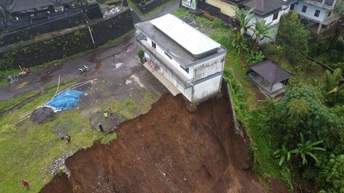 Gambar udara kantor BUMDes dan LPD Karyasari, Kecamatan Pupuan, yang kini miring akibat tergerus longsor. Sementara bangunan kantor Desa Adat dan gudang BUMDes telah lenyap akibat musibah pada Jumat (7/7/2023). (istimewa)