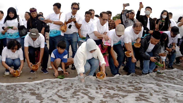 Gerakan BSI Sustainable Movement Diluncurkan BSI Sustainable Movement diluncurkan di Pantai Jerman, Badung, Bali, Sabtu (8/7). Acara ini isi dengan pelepasan 200 tukik.