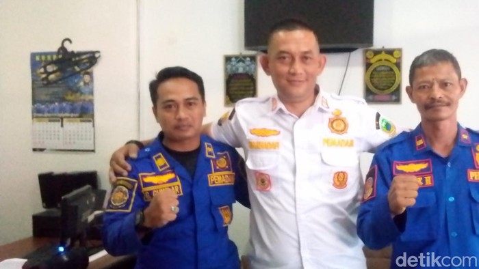 Gugum Gumelar (kanan), tim damkar Kuningan yang kerap ditugaskan usir makhluk halus