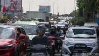Kemacetan terjadi sejak pintu keluar tol sampai traffic light ke Gading Serpong. 