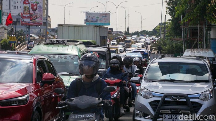 Harap Sabar, Jl MH Thamrin Tangerang Arah Serpong Macet Jalan MH Thamrin Kota Tangerang arah Serpong Utara Tangsel terpantau macet siang ini. Kepadatan disebabkan volume lalin dan traffic light.